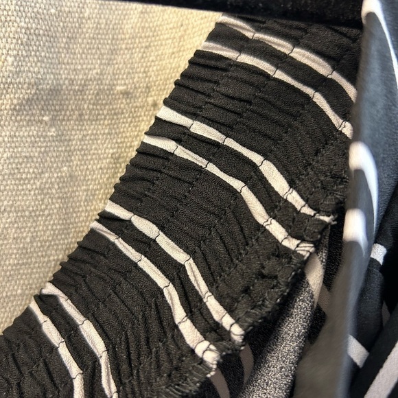 Torrid/ NWT/ Black Stripe Tie Front Wide Leg Pant/ size 4 /STRIPE CREPE WIDE LEG - Picture 5 of 12